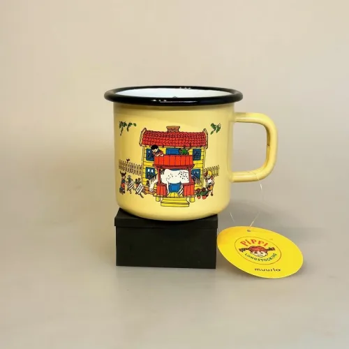 Pippi Langstrømpe Metal Krus 37 ml - Villa Villekulla, hus, pippis, 1400-037-01, stort, krus, kop, pippikop, pippikrus, metalkop, gul, emalje, out door, pic nic, skovtur, sjovt, fint, lækkert, kvalitet, børn, voksne, gave, gaveide, pippi, langstrømpe, ting, med, 1404, biti, ribe, dansk, svensk, design, astrid lindgren, eventyr, historier, 2,5 dl