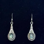 Sølv Ørenringe med Labradorit Oval i Dråbe, tropfen, dråber, ægte, sten, halvædelsten, månesten, grønne, opal, iriserende, changerende, spil, boho, indiske, specielle, statement, øreringe, hænge, ørenringe, sten, labradorit, smukke, særlige, elegante, design, hippie, hippe, moderne, biti, ribe