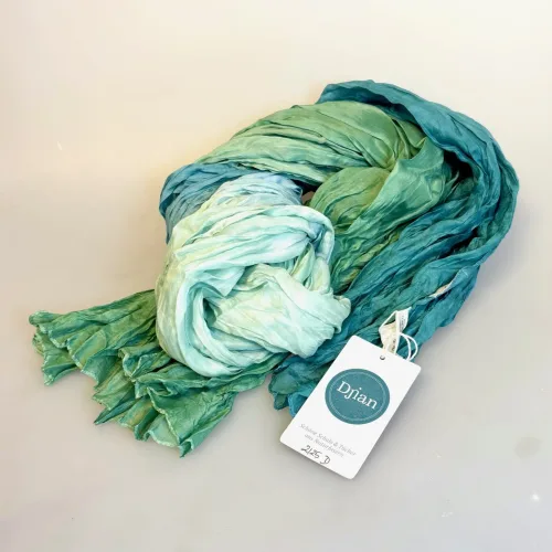 Twistet Silketørklæde 2125 Grønne Toner, Djia, 2125, batik, degradient, koloreret, farveforløb, søgrøn, petrol, grøn, lysegrøn, blågrøn, silketørklæde, ren, blød, silke, vasket, snoet, crash, krøllet, tvistet, twistet, sjal, sporty, kvalitet, ædelt, elegant, lækkert, forårs, farver, smart, design, moderne, tilbehør, gave, gaveide, langt, ægte, luksus,