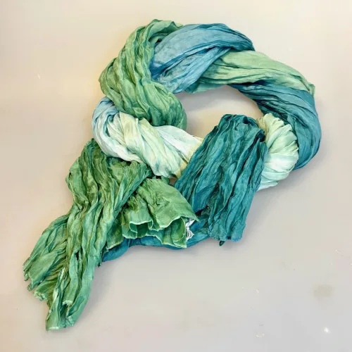 Twistet Silketørklæde 2125 Grønne Toner, Djia, 2125, batik, degradient, koloreret, farveforløb, søgrøn, petrol, grøn, lysegrøn, blågrøn, silketørklæde, ren, blød, silke, vasket, snoet, crash, krøllet, tvistet, twistet, sjal, sporty, kvalitet, ædelt, elegant, lækkert, forårs, farver, smart, design, moderne, tilbehør, gave, gaveide, langt, ægte, luksus,