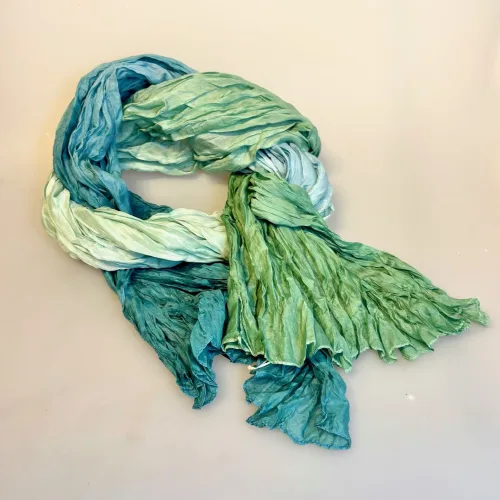 Twistet Silketørklæde 2125 Grønne Toner, Djia, 2125, batik, degradient, koloreret, farveforløb, søgrøn, petrol, grøn, lysegrøn, blågrøn, silketørklæde, ren, blød, silke, vasket, snoet, crash, krøllet, tvistet, twistet, sjal, sporty, kvalitet, ædelt, elegant, lækkert, forårs, farver, smart, design, moderne, tilbehør, gave, gaveide, langt, ægte, luksus,