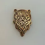 Vedhæng i Bronze - Ugle Stor, fyn, Birkende, østfyn, fund, danmark, dansk, guld, gylden, bronze, bronzesmykker, 05-339-15, uglevedhæng, uglesmykke, klog, klogskab, viden, belæst, professor, lærer, kandidat, student, studentergave, bachelor, eksamensgave, symbolsk, ugleting, jernalder, danefæ, original, smykker, halskæde, biti, ribe, keltisk, flet, evighed,