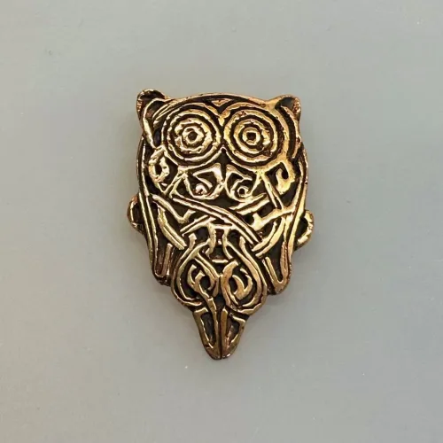 Vedhæng i Bronze - Ugle Stor, fyn, Birkende, østfyn, fund, danmark, dansk, guld, gylden, bronze, bronzesmykker, 05-339-15, uglevedhæng, uglesmykke, klog, klogskab, viden, belæst, professor, lærer, kandidat, student, studentergave, bachelor, eksamensgave, symbolsk, ugleting, jernalder, danefæ, original, smykker, halskæde, biti, ribe, keltisk, flet, evighed,