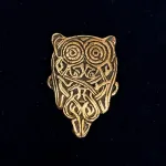 Vedhæng i Bronze - Ugle Stor, fyn, Birkende, østfyn, fund, danmark, dansk, guld, gylden, bronze, bronzesmykker, 05-339-15, uglevedhæng, uglesmykke, klog, klogskab, viden, belæst, professor, lærer, kandidat, student, studentergave, bachelor, eksamensgave, symbolsk, ugleting, jernalder, danefæ, original, smykker, halskæde, biti, ribe, keltisk, flet, evighed,