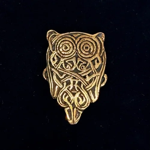 Vedhæng i Bronze - Ugle Stor, fyn, Birkende, østfyn, fund, danmark, dansk, guld, gylden, bronze, bronzesmykker, 05-339-15, uglevedhæng, uglesmykke, klog, klogskab, viden, belæst, professor, lærer, kandidat, student, studentergave, bachelor, eksamensgave, symbolsk, ugleting, jernalder, danefæ, original, smykker, halskæde, biti, ribe, keltisk, flet, evighed,