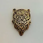 Vedhæng i Bronze - Ugle Stor, fyn, Birkende, østfyn, fund, danmark, dansk, guld, gylden, bronze, bronzesmykker, 05-339-15, uglevedhæng, uglesmykke, klog, klogskab, viden, belæst, professor, lærer, kandidat, student, studentergave, bachelor, eksamensgave, symbolsk, ugleting, jernalder, danefæ, original, smykker, halskæde, biti, ribe, keltisk, flet, evighed,fund, danmark, dansk, guld, , 06-339, uglevedhæng, uglesmykke, klog, klogskab, viden, belæst, professor, lærer, kandidat, student, studentergave, bachelor, eksamensgave, symbolsk, ugleting, jernalder, danefæ, original, smykker, halskæde, biti, ribe, keltisk, flet, evighed, sølvsmykke, sølvskat, sølvugle