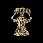 Viking Vedhæng i bronze - Freja stor, Viking Vedhæng i bronze - Freja, kærlighedsgudinde, frugtbarhed, amulet, vedhæng, kvinde, feminini, fletninger, flettet hår, bronze, vikingesmykke, aser, gudinde, asatro, fund, original, ægte, gylden, smykke, vikingesmykker, museumssmykker, udgravninger, odin, biti, ribe