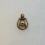 Viking Vedhæng i bronze - Freja rund lille vikingesmykke - vedhæng Freja i bronze, viking. asatro, nordisk mytologi, nordiske guder, thor, frej, frugtbarhed, frugtbarhedsgudinde, ydun. idun, frigg, norner, kærlighedsgudinde, fund, vikingefund, smykkefund, museumssmykker, kopismykker, ribe, vadehavet, biti