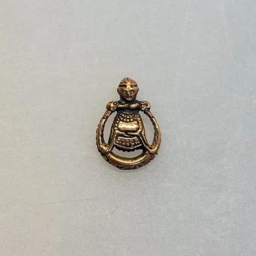 Viking Vedhæng i bronze - Freja rund lille vikingesmykke - vedhæng Freja i bronze, viking. asatro, nordisk mytologi, nordiske guder, thor, frej, frugtbarhed, frugtbarhedsgudinde, ydun. idun, frigg, norner, kærlighedsgudinde, fund, vikingefund, smykkefund, museumssmykker, kopismykker, ribe, vadehavet, biti