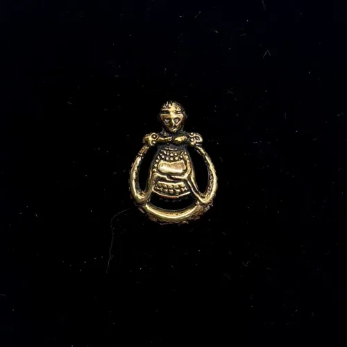 Viking Vedhæng i bronze - Freja rund lille vikingesmykke - vedhæng Freja i bronze, viking. asatro, nordisk mytologi, nordiske guder, thor, frej, frugtbarhed, frugtbarhedsgudinde, ydun. idun, frigg, norner, kærlighedsgudinde, fund, vikingefund, smykkefund, museumssmykker, kopismykker, ribe, vadehavet, biti