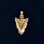 Vikinge Vedhæng i Bronze - Pilespids, spydspids, bronzespyd, bronzesmykke, våben, kriger, niels p, vikingevåben, vikingesmykke, vikingevedhæng, bronzesmykker, gyldet, guld, kobber, 05-327, forsvar, amulet, beskyttende, beskytte, lykke, held, jagt, forsvar, sej, maskulin, flot, museums, ægte, kopi, fund, aser, asatro, historiske, konfirmation, gave, drenge, ribe, biti, vikinger,
