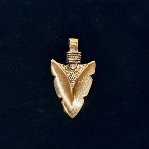 Vikinge Vedhæng i Bronze - Pilespids, spydspids, bronzespyd, bronzesmykke, våben, kriger, niels p, vikingevåben, vikingesmykke, vikingevedhæng, bronzesmykker, gyldet, guld, kobber, 05-327, forsvar, amulet, beskyttende, beskytte, lykke, held, jagt, forsvar, sej, maskulin, flot, museums, ægte, kopi, fund, aser, asatro, historiske, konfirmation, gave, drenge, ribe, biti, vikinger,