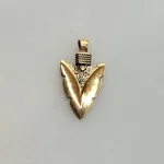 Vikinge Vedhæng i Bronze - Pilespids, spydspids, bronzespyd, bronzesmykke, våben, kriger, niels p, vikingevåben, vikingesmykke, vikingevedhæng, bronzesmykker, gyldet, guld, kobber, 05-327, forsvar, amulet, beskyttende, beskytte, lykke, held, jagt, forsvar, sej, maskulin, flot, museums, ægte, kopi, fund, aser, asatro, historiske, konfirmation, gave, drenge, ribe, biti, vikinger,