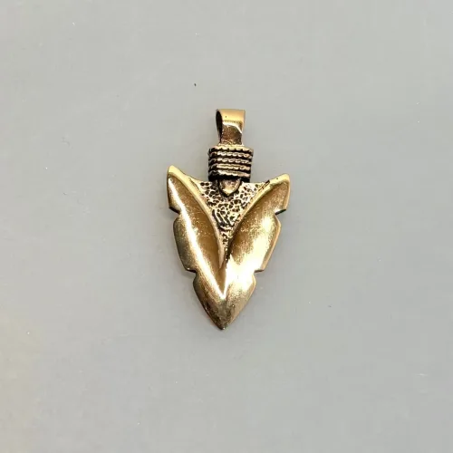 Vikinge Vedhæng i Bronze - Pilespids, spydspids, bronzespyd, bronzesmykke, våben, kriger, niels p, vikingevåben, vikingesmykke, vikingevedhæng, bronzesmykker, gyldet, guld, kobber, 05-327, forsvar, amulet, beskyttende, beskytte, lykke, held, jagt, forsvar, sej, maskulin, flot, museums, ægte, kopi, fund, aser, asatro, historiske, konfirmation, gave, drenge, ribe, biti, vikinger,