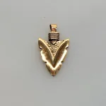 Vikinge Vedhæng i Bronze - Pilespids, spydspids, bronzespyd, bronzesmykke, våben, kriger, niels p, vikingevåben, vikingesmykke, vikingevedhæng, bronzesmykker, gyldet, guld, kobber, 05-327, forsvar, amulet, beskyttende, beskytte, lykke, held, jagt, forsvar, sej, maskulin, flot, museums, ægte, kopi, fund, aser, asatro, historiske, konfirmation, gave, drenge, ribe, biti, vikinger,