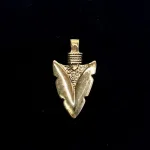 Vikinge Vedhæng i Bronze - Pilespids, spydspids, bronzespyd, bronzesmykke, våben, kriger, niels p, vikingevåben, vikingesmykke, vikingevedhæng, bronzesmykker, gyldet, guld, kobber, 05-327, forsvar, amulet, beskyttende, beskytte, lykke, held, jagt, forsvar, sej, maskulin, flot, museums, ægte, kopi, fund, aser, asatro, historiske, konfirmation, gave, drenge, ribe, biti, vikinger,