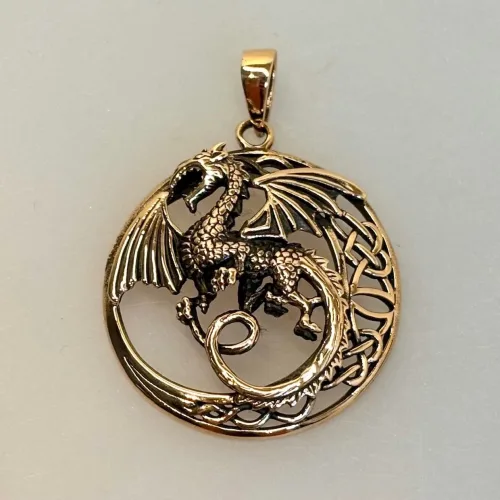 Vikingevedhæng i Bronze - Drage med Vinger i Cirkel, måne, drage, magisk, væsen, fabeldyr, eventyr, styrke, stærk, vogter, luftdrage, dragevinger, puf, cirkel, stort, rundt, smykke, bronze, kobber, guld, gyldent, vikingesmykke, vikingevedhæng, gammelt, historisk, kopi, fund, originalt, flot, rollespil, gave, amulet, dragon, sejt, særligt, gaveide, biti, ribe, museums, bra830,
