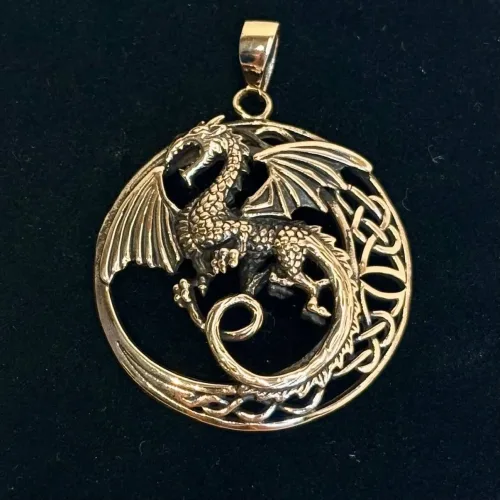 Vikingevedhæng i Bronze - Drage med Vinger i Cirkel, måne, drage, magisk, væsen, fabeldyr, eventyr, styrke, stærk, vogter, luftdrage, dragevinger, puf, cirkel, stort, rundt, smykke, bronze, kobber, guld, gyldent, vikingesmykke, vikingevedhæng, gammelt, historisk, kopi, fund, originalt, flot, rollespil, gave, amulet, dragon, sejt, særligt, gaveide, biti, ribe, museums, bra830,