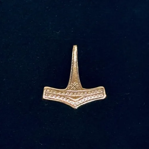 Vikingevedhæng i Bronze Thorshammer Romersdal, lille, mellem, 05-302, mjølner, thor, hammer, smykke, kobber, bronze, ægte, original, styrke, amulet, maskulin, feminin, til drenge, piger, damer, mænd, herre, bronzesmykke, bronzehammer, tordengud, aser, asgård, asatro, gamle, guder, historiske, museums, vedhæng, gave, konfirmand, konfirmation, fund, danefæ, mytologi, nordiske, danske, biti, ribe,