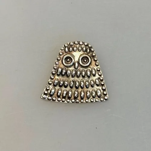 Vikingevedhæng i Sølv - Ugle Lille, østerlars, ø.lars, bornholm, uglevedhæng, uglesmykke, fund, danmark, dansk, guld, gylden, bronze, bronzesmykker, 05-339-15, uglevedhæng, uglesmykke, klog, klogskab, viden, belæst, professor, lærer, kandidat, student, studentergave, bachelor, eksamensgave, symbolsk, ugleting, jernalder, danefæ, original, smykker, halskæde, biti, ribe, keltisk, flet, evighed,