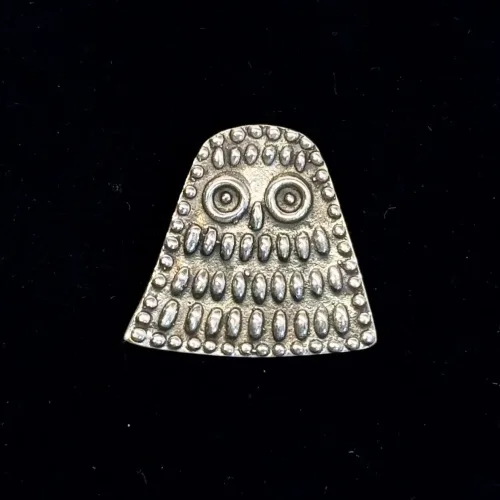Vikingevedhæng i Sølv - Ugle Lille, østerlars, ø.lars, bornholm, uglevedhæng, uglesmykke, fund, danmark, dansk, guld, gylden, bronze, bronzesmykker, 05-339-15, uglevedhæng, uglesmykke, klog, klogskab, viden, belæst, professor, lærer, kandidat, student, studentergave, bachelor, eksamensgave, symbolsk, ugleting, jernalder, danefæ, original, smykker, halskæde, biti, ribe, keltisk, flet, evighed,