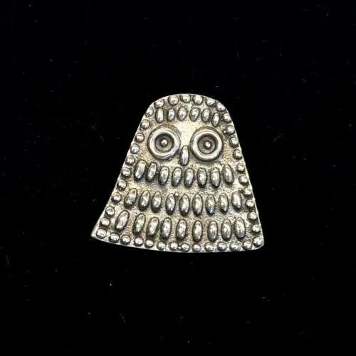 Vikingevedhæng i Sølv - Ugle Lille, østerlars, ø.lars, bornholm, uglevedhæng, uglesmykke, fund, danmark, dansk, guld, gylden, bronze, bronzesmykker, 05-339-15, uglevedhæng, uglesmykke, klog, klogskab, viden, belæst, professor, lærer, kandidat, student, studentergave, bachelor, eksamensgave, symbolsk, ugleting, jernalder, danefæ, original, smykker, halskæde, biti, ribe, keltisk, flet, evighed,
