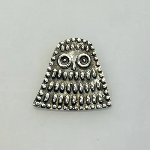 Vikingevedhæng i Sølv - Ugle Lille, østerlars, ø.lars, bornholm, uglevedhæng, uglesmykke, fund, danmark, dansk, guld, gylden, bronze, bronzesmykker, 05-339-15, uglevedhæng, uglesmykke, klog, klogskab, viden, belæst, professor, lærer, kandidat, student, studentergave, bachelor, eksamensgave, symbolsk, ugleting, jernalder, danefæ, original, smykker, halskæde, biti, ribe, keltisk, flet, evighed,