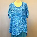 Asymmetrisk Tunika - 151 Rose Kongeblå, royal blue, koboltblå, blå, porcelæsblå, ren, klar, roser, blomster, tone-i-tone, lang, løs, store, størrelser, loose, fit, tunika, bluse, behagelig, vidde, lækker, smuk, curvy, xxl, batik, batikfarvet, batiktryk, natur, bæredygtig, turkis, blå, grøn, koloreret, akvarel, smukke, kvalitet, holdbar, kulør, piger, damer, festlig, festbluse, biti, ribe, unikat