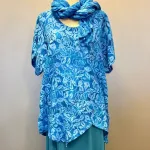 Asymmetrisk Tunika - 151 Rose Kongeblå, royal blue, koboltblå, blå, porcelæsblå, ren, klar, roser, blomster, tone-i-tone, lang, løs, store, størrelser, loose, fit, tunika, bluse, behagelig, vidde, lækker, smuk, curvy, xxl, batik, batikfarvet, batiktryk, natur, bæredygtig, turkis, blå, grøn, koloreret, akvarel, smukke, kvalitet, holdbar, kulør, piger, damer, festlig, festbluse, biti, ribe, unikat