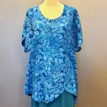 Asymmetrisk Tunika - 151 Rose Kongeblå, royal blue, koboltblå, blå, porcelæsblå, ren, klar, roser, blomster, tone-i-tone, lang, løs, store, størrelser, loose, fit, tunika, bluse, behagelig, vidde, lækker, smuk, curvy, xxl, batik, batikfarvet, batiktryk, natur, bæredygtig, turkis, blå, grøn, koloreret, akvarel, smukke, kvalitet, holdbar, kulør, piger, damer, festlig, festbluse, biti, ribe, unikat