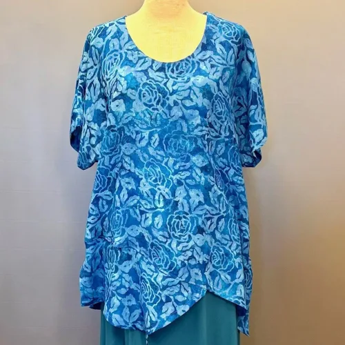 Asymmetrisk Tunika - 151 Rose Kongeblå, royal blue, koboltblå, blå, porcelæsblå, ren, klar, roser, blomster, tone-i-tone, lang, løs, store, størrelser, loose, fit, tunika, bluse, behagelig, vidde, lækker, smuk, curvy, xxl, batik, batikfarvet, batiktryk, natur, bæredygtig, turkis, blå, grøn, koloreret, akvarel, smukke, kvalitet, holdbar, kulør, piger, damer, festlig, festbluse, biti, ribe, unikat