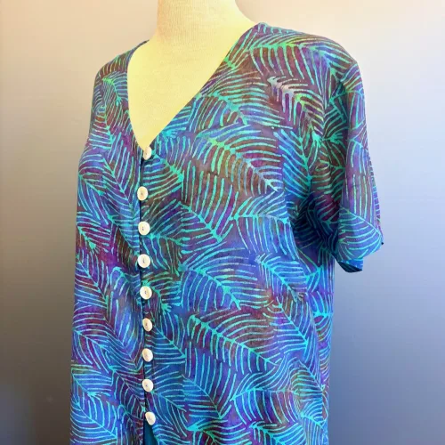 Batik Bluse 130 med Runde Knapper - Feder Multi, violet, peacock, regnbue, påfugl, påfuglefarvet, sommerbluse, skjorte, skjortebluse, forårsbluse, bluse, dame, fest, festtøj, festbluse, blå, grøn, natur, naturmateriale, vaskbar, åndbar, økologisk, kunsthåndværk, tryk, batik, batikfarvet, batiktryk, figursyet, slank, kort, korte ærmer, bolero, biti, ribe, store størrelser, store piger, stor barm, kvalitet, lækker, flot, smuk, håndmalet,