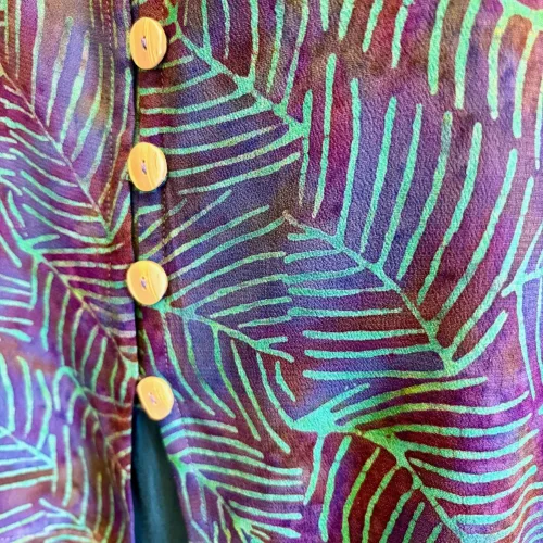 Batik Bluse 130 med Runde Knapper - Feder Multi, violet, peacock, regnbue, påfugl, påfuglefarvet, sommerbluse, skjorte, skjortebluse, forårsbluse, bluse, dame, fest, festtøj, festbluse, blå, grøn, natur, naturmateriale, vaskbar, åndbar, økologisk, kunsthåndværk, tryk, batik, batikfarvet, batiktryk, figursyet, slank, kort, korte ærmer, bolero, biti, ribe, store størrelser, store piger, stor barm, kvalitet, lækker, flot, smuk, håndmalet,