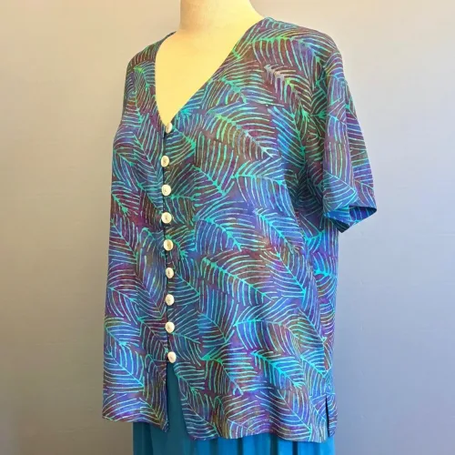 Batik Bluse 130 med Runde Knapper - Feder Multi, violet, peacock, regnbue, påfugl, påfuglefarvet, sommerbluse, skjorte, skjortebluse, forårsbluse, bluse, dame, fest, festtøj, festbluse, blå, grøn, natur, naturmateriale, vaskbar, åndbar, økologisk, kunsthåndværk, tryk, batik, batikfarvet, batiktryk, figursyet, slank, kort, korte ærmer, bolero, biti, ribe, store størrelser, store piger, stor barm, kvalitet, lækker, flot, smuk, håndmalet,