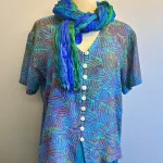 Batik Bluse 130 med Runde Knapper - Feder Multi, violet, peacock, regnbue, påfugl, påfuglefarvet, sommerbluse, skjorte, skjortebluse, forårsbluse, bluse, dame, fest, festtøj, festbluse, blå, grøn, natur, naturmateriale, vaskbar, åndbar, økologisk, kunsthåndværk, tryk, batik, batikfarvet, batiktryk, figursyet, slank, kort, korte ærmer, bolero, biti, ribe, store størrelser, store piger, stor barm, kvalitet, lækker, flot, smuk, håndmalet,