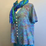 Batik Bluse 130 med Runde Knapper - Feder Multi, violet, peacock, regnbue, påfugl, påfuglefarvet, sommerbluse, skjorte, skjortebluse, forårsbluse, bluse, dame, fest, festtøj, festbluse, blå, grøn, natur, naturmateriale, vaskbar, åndbar, økologisk, kunsthåndværk, tryk, batik, batikfarvet, batiktryk, figursyet, slank, kort, korte ærmer, bolero, biti, ribe, store størrelser, store piger, stor barm, kvalitet, lækker, flot, smuk, håndmalet,