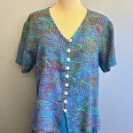 Batik Bluse 130 med Runde Knapper - Feder Multi, violet, peacock, regnbue, påfugl, påfuglefarvet, sommerbluse, skjorte, skjortebluse, forårsbluse, bluse, dame, fest, festtøj, festbluse, blå, grøn, natur, naturmateriale, vaskbar, åndbar, økologisk, kunsthåndværk, tryk, batik, batikfarvet, batiktryk, figursyet, slank, kort, korte ærmer, bolero, biti, ribe, store størrelser, store piger, stor barm, kvalitet, lækker, flot, smuk, håndmalet,