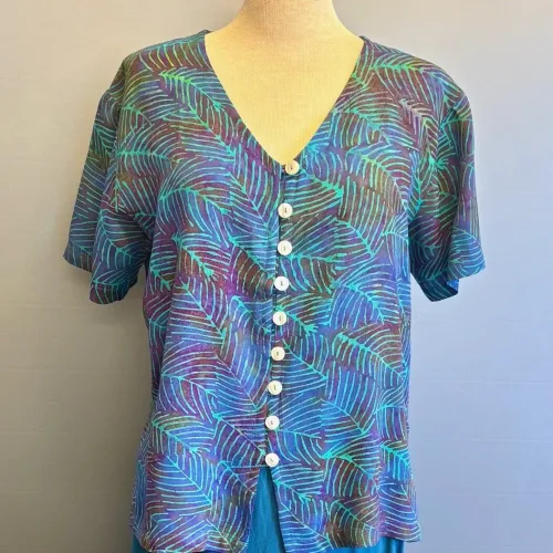 Batik Bluse 130 med Runde Knapper - Feder Multi, violet, peacock, regnbue, påfugl, påfuglefarvet, sommerbluse, skjorte, skjortebluse, forårsbluse, bluse, dame, fest, festtøj, festbluse, blå, grøn, natur, naturmateriale, vaskbar, åndbar, økologisk, kunsthåndværk, tryk, batik, batikfarvet, batiktryk, figursyet, slank, kort, korte ærmer, bolero, biti, ribe, store størrelser, store piger, stor barm, kvalitet, lækker, flot, smuk, håndmalet,