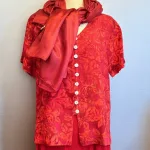 Batik Bluse 130 med Runde Knapper - Rød Rose, blomster, flora, rød, rigtig, postkasse, varm, klar, flot, knapper, skjorte, kortærmet, fest, hverdag, timeglas, talje, smart, klædelig, damer, særlig, speciel, håndlavet, håndtrykt, batik, farver, farvet, natur, maeriale, silke, bomuld, smuk, store, små, størrelser, biti, ribe, unikat