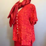 Batik Bluse 130 med Runde Knapper - Rød Rose, blomster, flora, rød, rigtig, postkasse, varm, klar, flot, knapper, skjorte, kortærmet, fest, hverdag, timeglas, talje, smart, klædelig, damer, særlig, speciel, håndlavet, håndtrykt, batik, farver, farvet, natur, maeriale, silke, bomuld, smuk, store, små, størrelser, biti, ribe, unikat