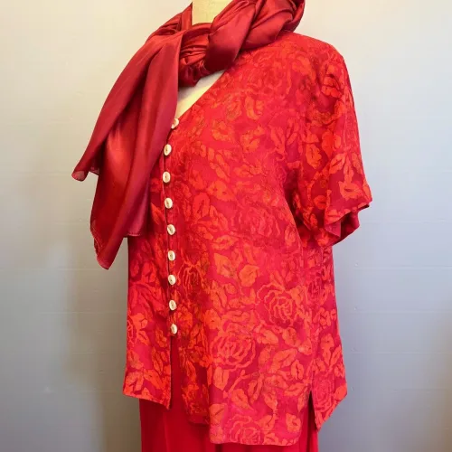 Batik Bluse 130 med Runde Knapper - Rød Rose, blomster, flora, rød, rigtig, postkasse, varm, klar, flot, knapper, skjorte, kortærmet, fest, hverdag, timeglas, talje, smart, klædelig, damer, særlig, speciel, håndlavet, håndtrykt, batik, farver, farvet, natur, maeriale, silke, bomuld, smuk, store, små, størrelser, biti, ribe, unikat