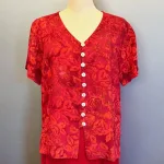 Batik Bluse 130 med Runde Knapper - Rød Rose, blomster, flora, rød, rigtig, postkasse, varm, klar, flot, knapper, skjorte, kortærmet, fest, hverdag, timeglas, talje, smart, klædelig, damer, særlig, speciel, håndlavet, håndtrykt, batik, farver, farvet, natur, maeriale, silke, bomuld, smuk, store, små, størrelser, biti, ribe, unikat
