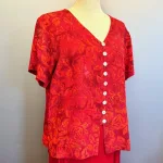 Batik Bluse 130 med Runde Knapper - Rød Rose, blomster, flora, rød, rigtig, postkasse, varm, klar, flot, knapper, skjorte, kortærmet, fest, hverdag, timeglas, talje, smart, klædelig, damer, særlig, speciel, håndlavet, håndtrykt, batik, farver, farvet, natur, maeriale, silke, bomuld, smuk, store, små, størrelser, biti, ribe, unikat