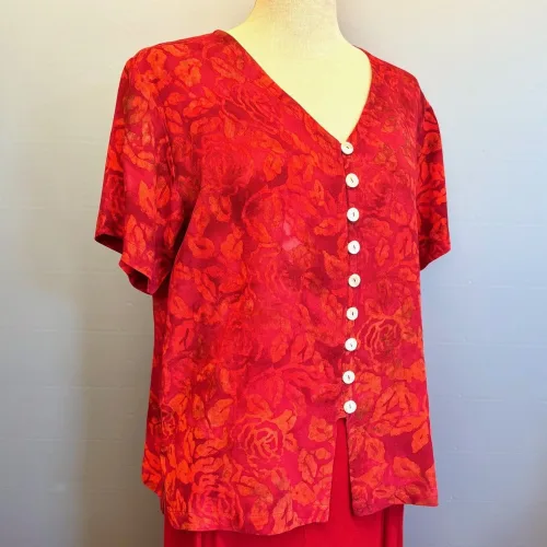Batik Bluse 130 med Runde Knapper - Rød Rose, blomster, flora, rød, rigtig, postkasse, varm, klar, flot, knapper, skjorte, kortærmet, fest, hverdag, timeglas, talje, smart, klædelig, damer, særlig, speciel, håndlavet, håndtrykt, batik, farver, farvet, natur, maeriale, silke, bomuld, smuk, store, små, størrelser, biti, ribe, unikat