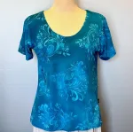 Batik T-shirt Kort Ærme Jersey - Bino Blå, krummelurer, blau 12, blå, kongeblå, havfarver, sommer, forår, kortærmet, t-shirt, lysegrøn, tryk, batik, figur, timeglas, kort, klædelig, feminin, smart, lækker, holdbar, bomuld, jersey, biti, diva, ribe
