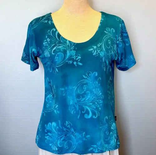 Batik T-shirt Kort Ærme Jersey - Bino Blå, krummelurer, blau 12, blå, kongeblå, havfarver, sommer, forår, kortærmet, t-shirt, lysegrøn, tryk, batik, figur, timeglas, kort, klædelig, feminin, smart, lækker, holdbar, bomuld, jersey, biti, diva, ribe
