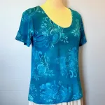 Batik T-shirt Kort Ærme Jersey - Bino Blå, krummelurer, blau 12, blå, kongeblå, havfarver, sommer, forår, kortærmet, t-shirt, lysegrøn, tryk, batik, figur, timeglas, kort, klædelig, feminin, smart, lækker, holdbar, bomuld, jersey, biti, diva, ribe