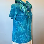Batik T-shirt Kort Ærme Jersey - Bino Blå, krummelurer, blau 12, blå, kongeblå, havfarver, sommer, forår, kortærmet, t-shirt, lysegrøn, tryk, batik, figur, timeglas, kort, klædelig, feminin, smart, lækker, holdbar, bomuld, jersey, biti, diva, ribe