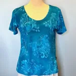 Batik T-shirt Kort Ærme Jersey - Bino Blå, krummelurer, blau 12, blå, kongeblå, havfarver, sommer, forår, kortærmet, t-shirt, lysegrøn, tryk, batik, figur, timeglas, kort, klædelig, feminin, smart, lækker, holdbar, bomuld, jersey, biti, diva, ribe