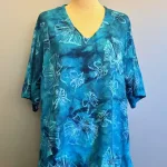 Batik Tunika Model Kucing - Blå Fleur, blå, blau 72, batiktryk, batikfarve, vidde, løs, rummelig, tunika, bluse, glatvævet, kunsthåndværk, håndfarvet, håndtrykt, holdbar, natur, fibre, materiale, åndbar, storpige, curvy, store, størrelser, piger, unik, diva, særlig, holdbar, bæredygtig, økologisk, bomuld, viskose, biti, ribe, havfarver, fest, hverdag